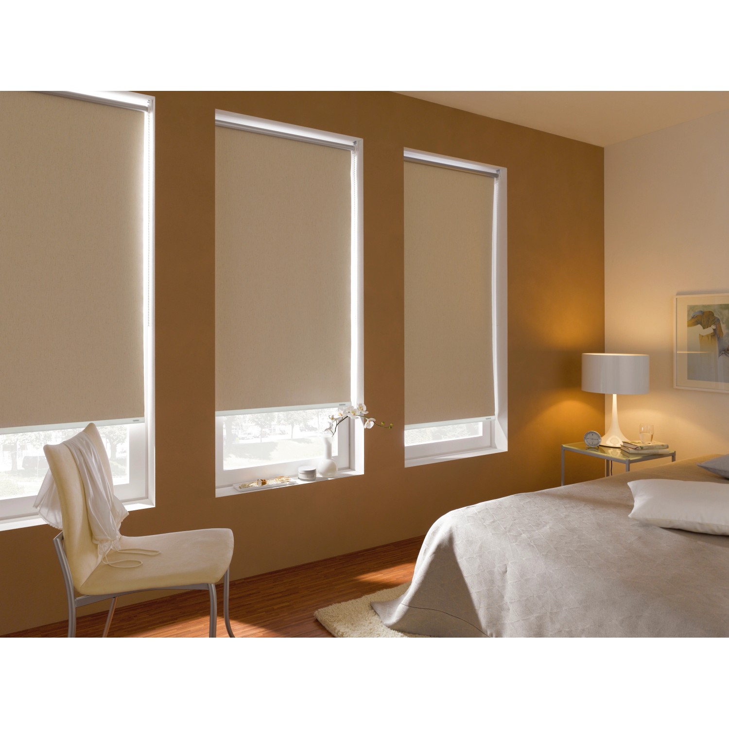 Gardinia Verdunkelungsrollo Thermo Struktur, naturfarben, an drei Fenstern im Schlafzimmer.