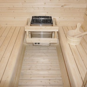 Innenansicht Artsauna Cube Fasssauna Nolvik L mit Saunaofen und Zubehör.