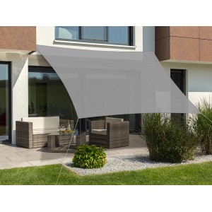 Quadratisches, silbergraues Schneider Sonnensegel Teneriffa über einer Terrasse mit Gartenmöbeln.
