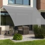 Quadratisches, silbergraues Schneider Sonnensegel Teneriffa über einer Terrasse mit Gartenmöbeln.