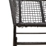 Detailansicht: Schwarzer Gartenstuhl aus Rattan und Stahl des 3-teiligen Esszimmersets.
