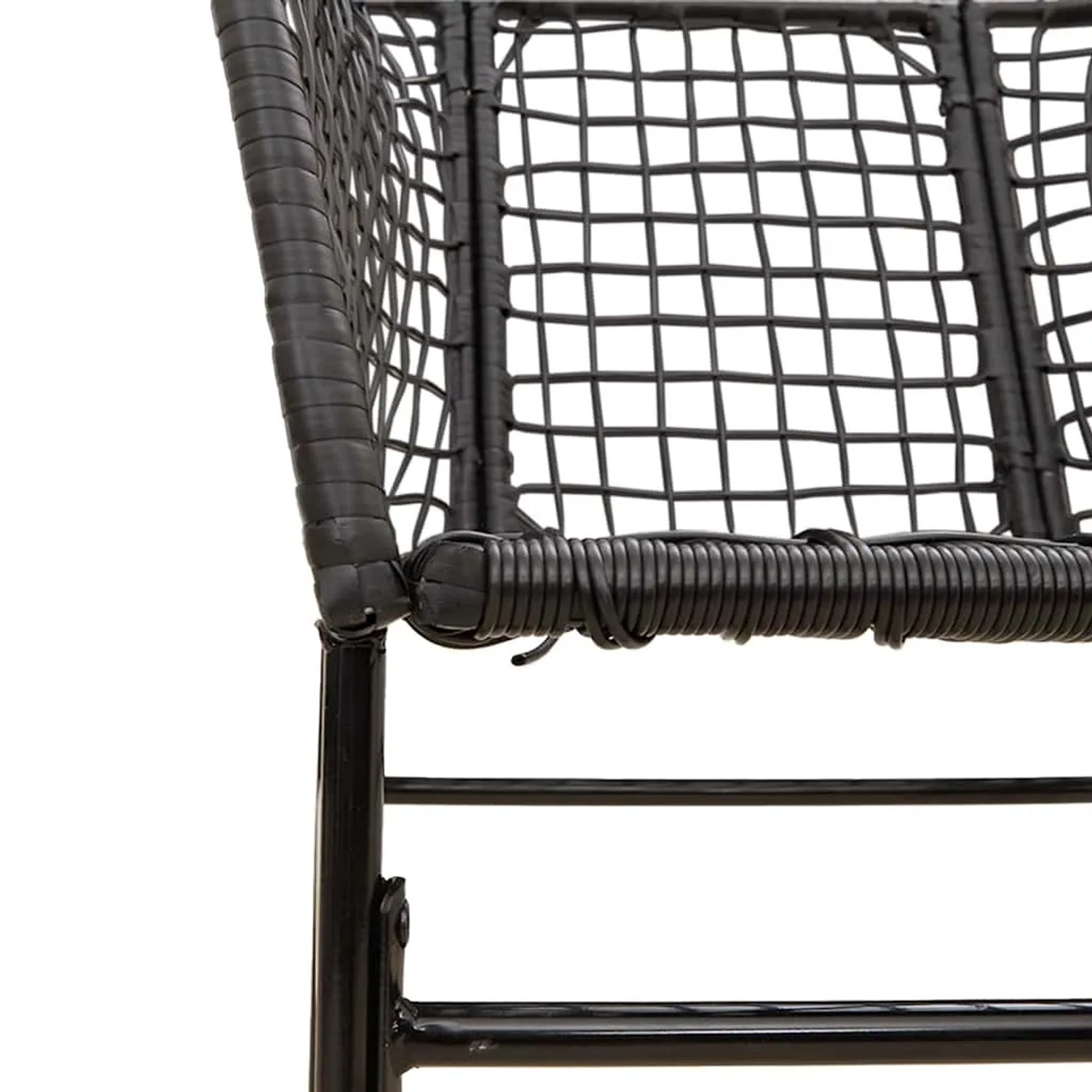 Detailansicht: Schwarzer Gartenstuhl aus Rattan und Stahl des 3-teiligen Esszimmersets.