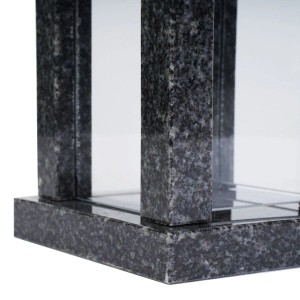 Detailaufnahme: Elegante Grablampe aus poliertem, dunklem Granit Impala.