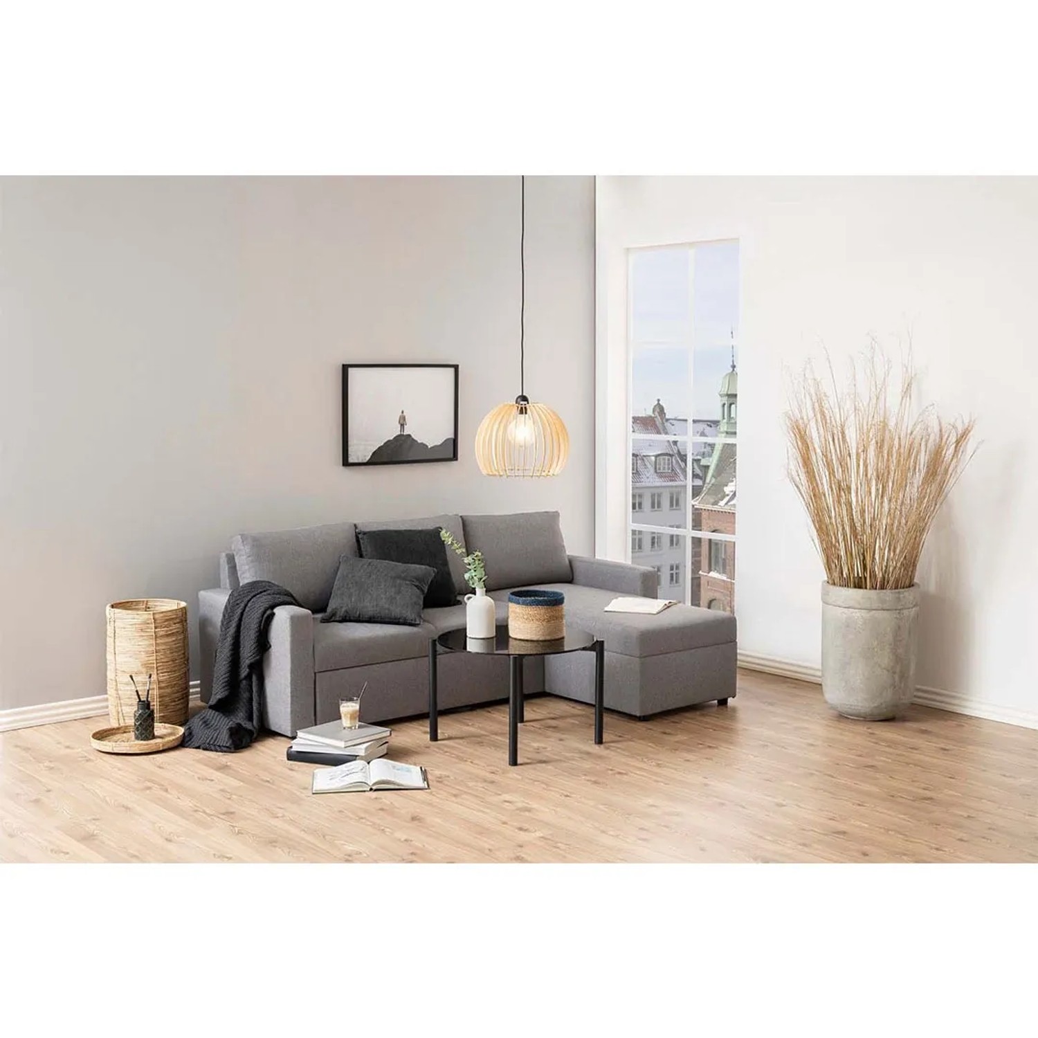 Hellgraues ebuy24 Schlafsofa mit Ottomane, Auszug und Stauraum im Wohnzimmer.