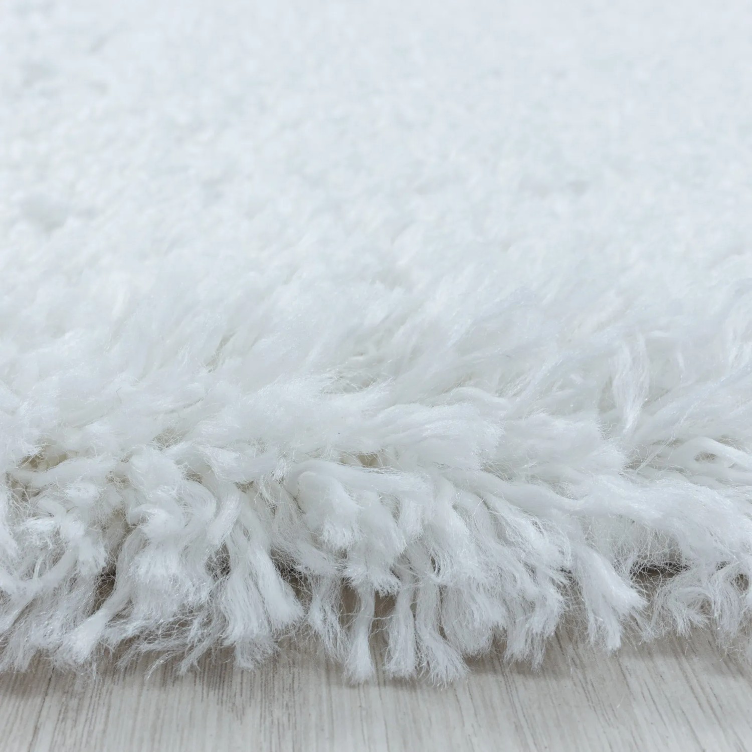 Detailansicht: Weißer Ayyildiz Hochflorteppich Fluffy mit langem Flor.