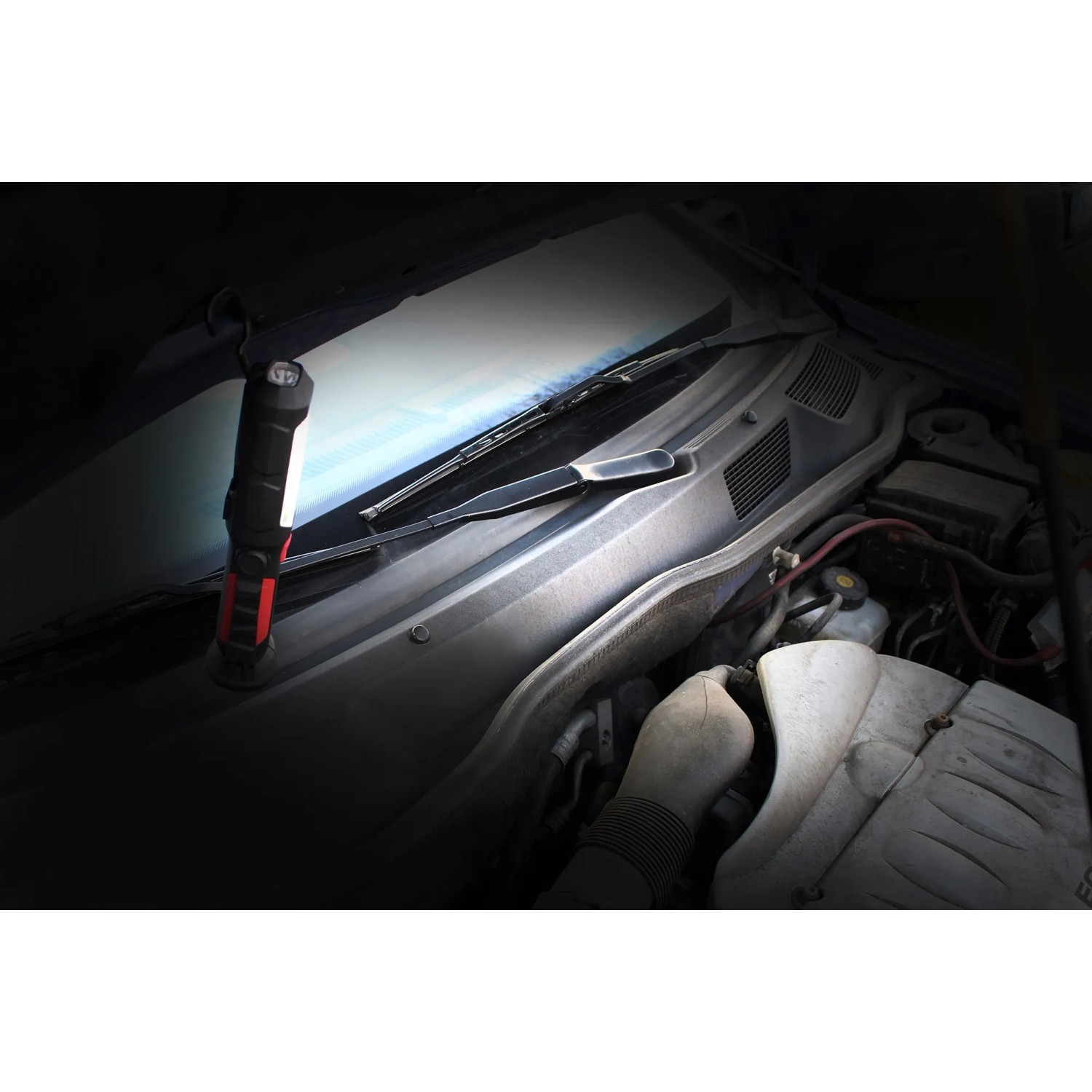 Eufab Akku-LED-Werkstattleuchte im Einsatz am Auto, 2in1 Lampe mit Magnet und Haken.