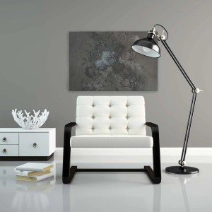 Wandbild mit Blumen im Vintage-Stil über Sofa und Lampe. Leinwandbild in Grau und Blau, 90x60 cm.