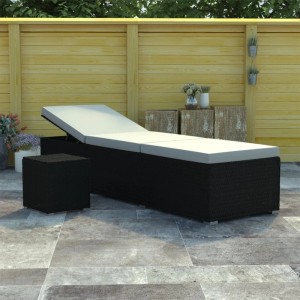 Cremeweiße Poly Rattan Sonnenliege mit Auflage und Teetisch für Garten oder Terrasse.