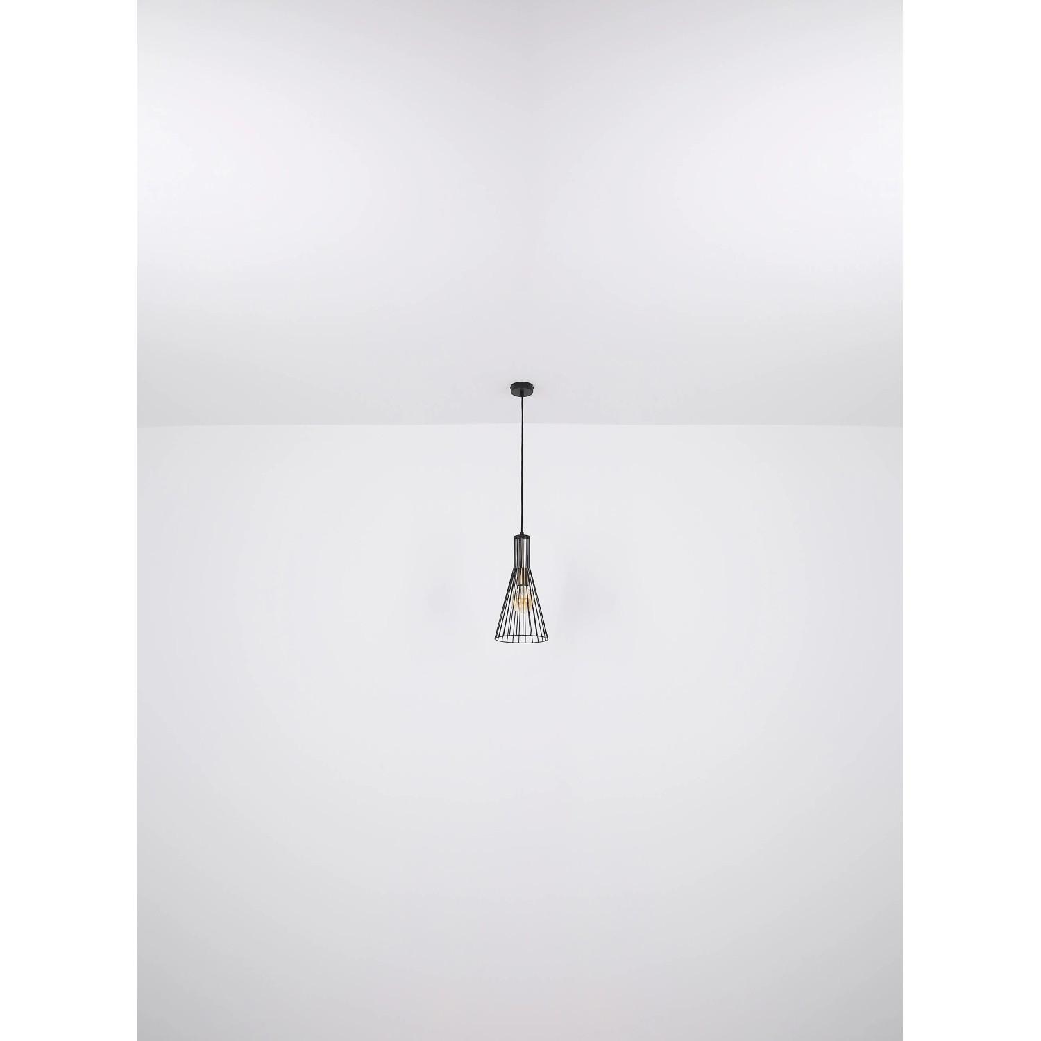 Schwarze Globo Pendelleuchte Milli mit Metallschirm, 200x1200 mm. Moderne Hängeleuchte für E27 Leuchtmittel.