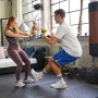 Paar trainiert auf schwarzen eyepower Fitnessmatten mit Anti-Rutsch Profil. Das 4er Set schützt den Boden im Home Gym.