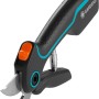 Gardena Assistcut Gartenschere, batteriebetrieben, für müheloses Schneiden im Garten.