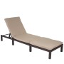 Braune Poly-Rattan Sonnenliege mit cremefarbenem Kissen. Verstellbare Gartenliege für Entspannung.