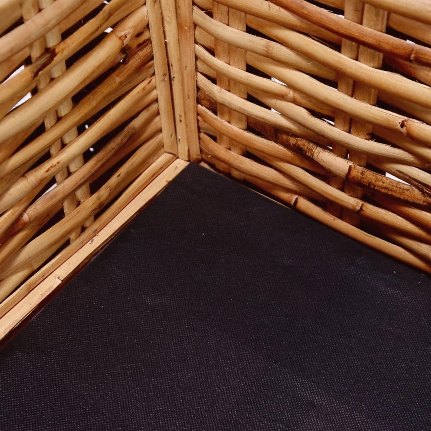 Detailansicht: Natürliches Rattan Sofa-Set, Ecke mit dunklem Sitzpolster.