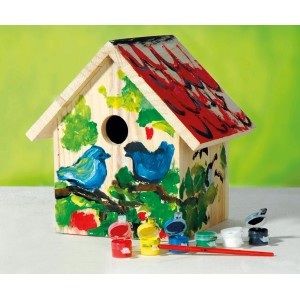 Bemalter Dobar Nistkasten aus Holz mit Farben und Pinsel. DIY Vogelhaus zum Selbstgestalten.