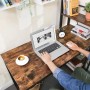 Rustikaler Industrie-Schreibtisch mit dunkler Holzplatte, schwarzem Metallgestell und integrierten Regalböden. Ideal für Büro.