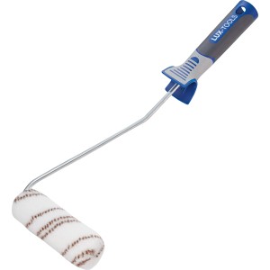 LUX Lasurroller 12cm mit braun-grün gestreifter Nylonwalze und blau-grauem Griff.