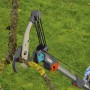 Gardena Amboss-Baumschere schneidet Ast. Gartenschere mit Rollenübersetzung für trockene Äste.