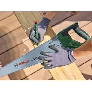 Bosch Handsäge DIY 500 mm beim Anzeichnen eines Holzbretts mit Bleistift.