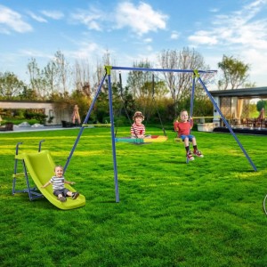Costway 4-in-1 Schaukelset mit Rutsche, Schaukeln und Basketballkorb im Garten.