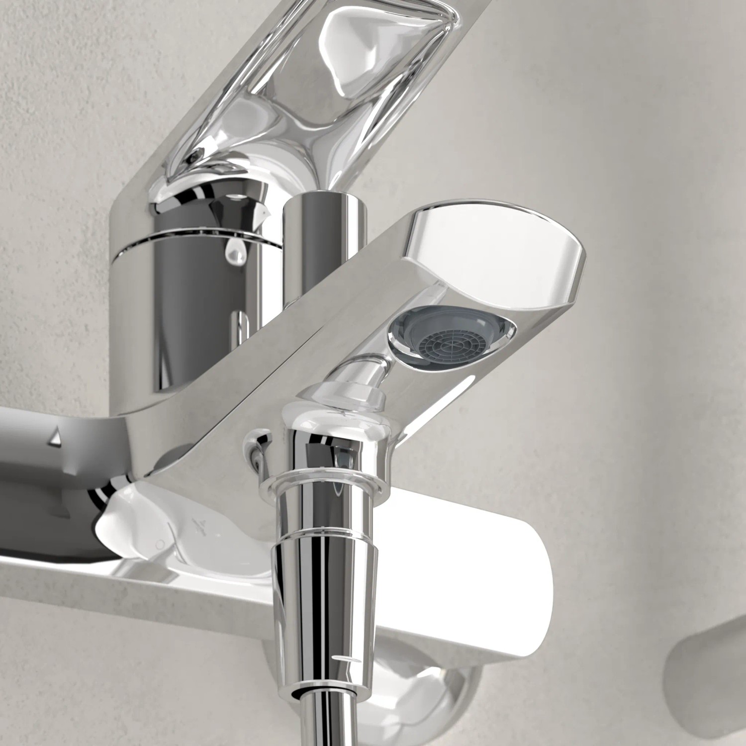 Glänzende Villeroy & Boch Oasis Badewannenarmatur aus Chrom mit Einhebelmischer, Auslauf und Brauseanschluss.