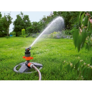 Gardena Comfort Turbinenregner mit Schlitten im Einsatz, bewässert Rasenfläche.