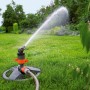 Gardena Comfort Turbinenregner mit Schlitten im Einsatz, bewässert Rasenfläche.