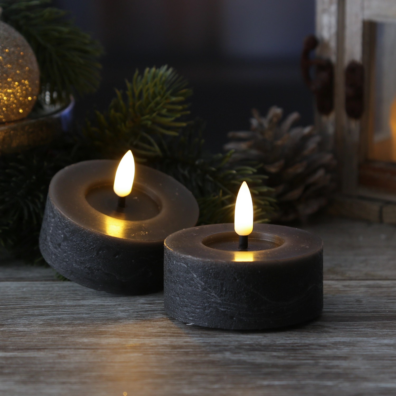 2 graue LED Teelichter mit Timer, Echtwachs, rustikale Optik, D 7cm. Kerzen für stimmungsvolle Deko.