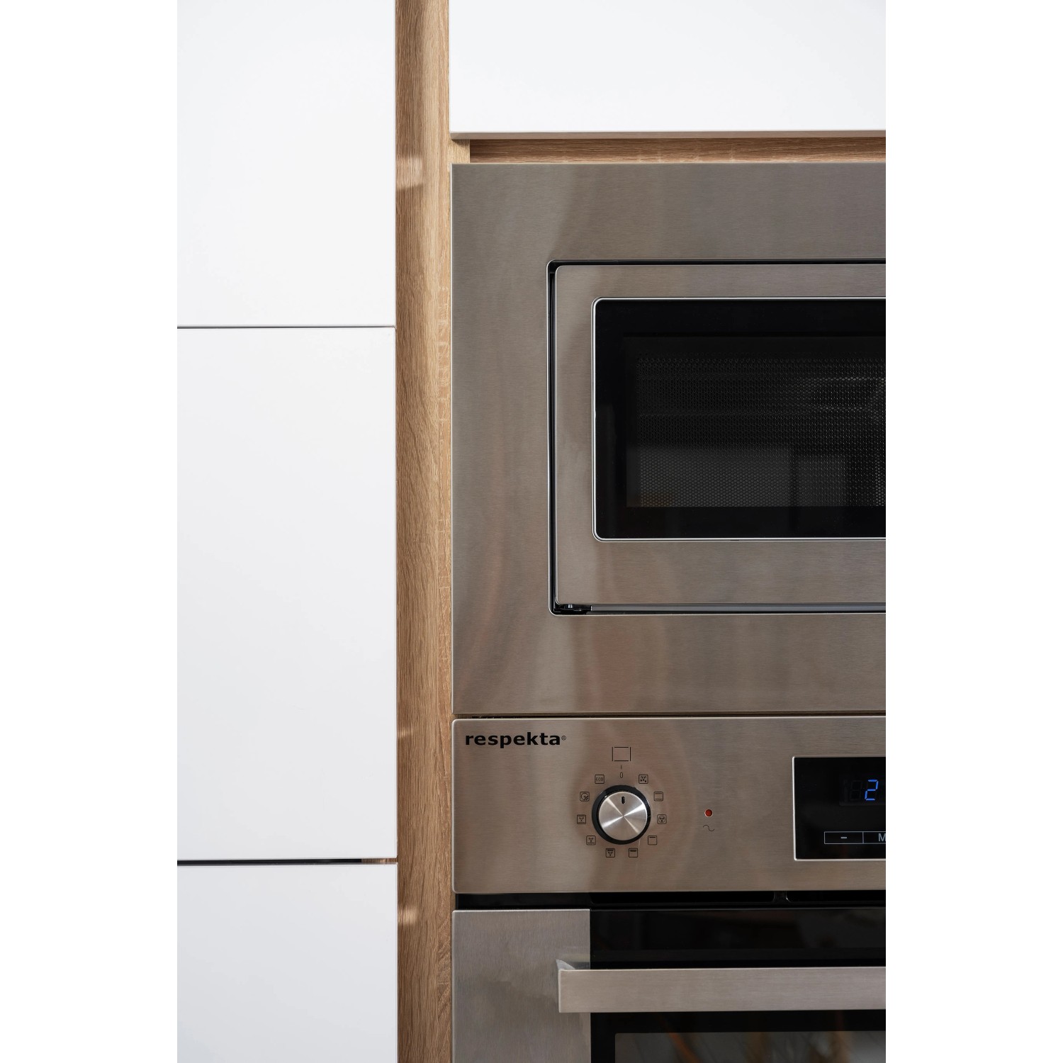Detailaufnahme: Respekta Premium Küchenzeile mit Mikrowelle und Backofen in Edelstahloptik, eingebaut in Eiche Sägerau Dekor.