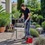 Mann reinigt Grill mit Einhell Aschesauger TC-AV 1718 D (1200 W).