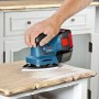 Bosch Professional GSS 18V-10 Akku-Schwingschleifer in Aktion auf einer Holzoberfläche.