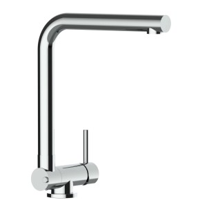 Verchromte VIZIO Küchenarmatur für Vorfenster-Montage mit schwenkbarem L-Auslauf.