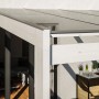 Weiße Skan Holz Terrassenüberdachung Novara mit klarer Doppelstegplatte und Holzpfosten.