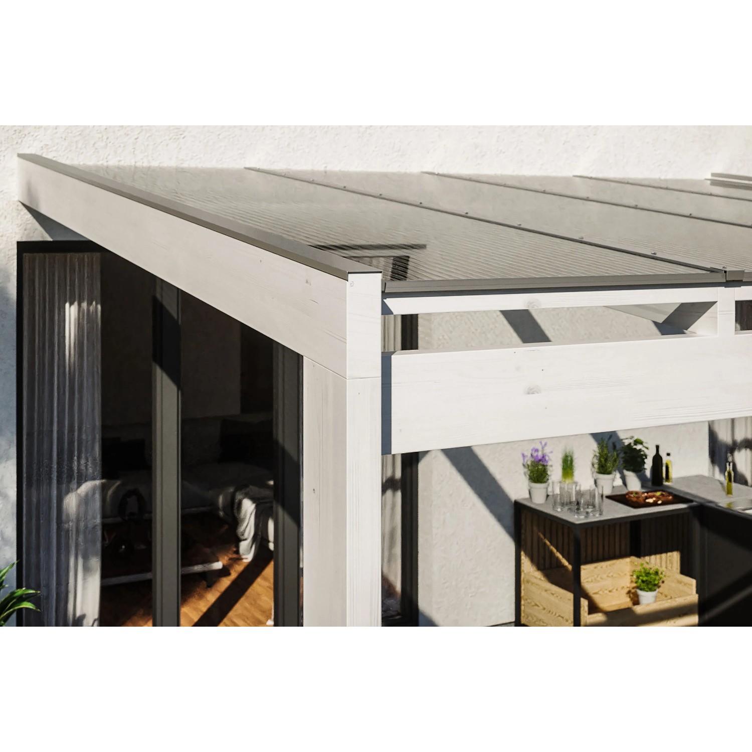 Weiße Skan Holz Terrassenüberdachung Novara mit klarer Doppelstegplatte und Holzpfosten.