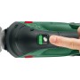 Bosch AdvancedShear 18V-10 Akku Gras- und Strauchschere mit Hand am Schalter und Akkuanzeige.