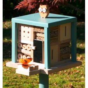 Dobar Insektenhotel Kubus "Zur Freundlichen Eule" mit Holz-Eule auf dem Dach und Insekten.