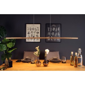 Moderne LED-Pendelleuchte Solaris in Schwarz-Holz (120 cm) über Esstisch.