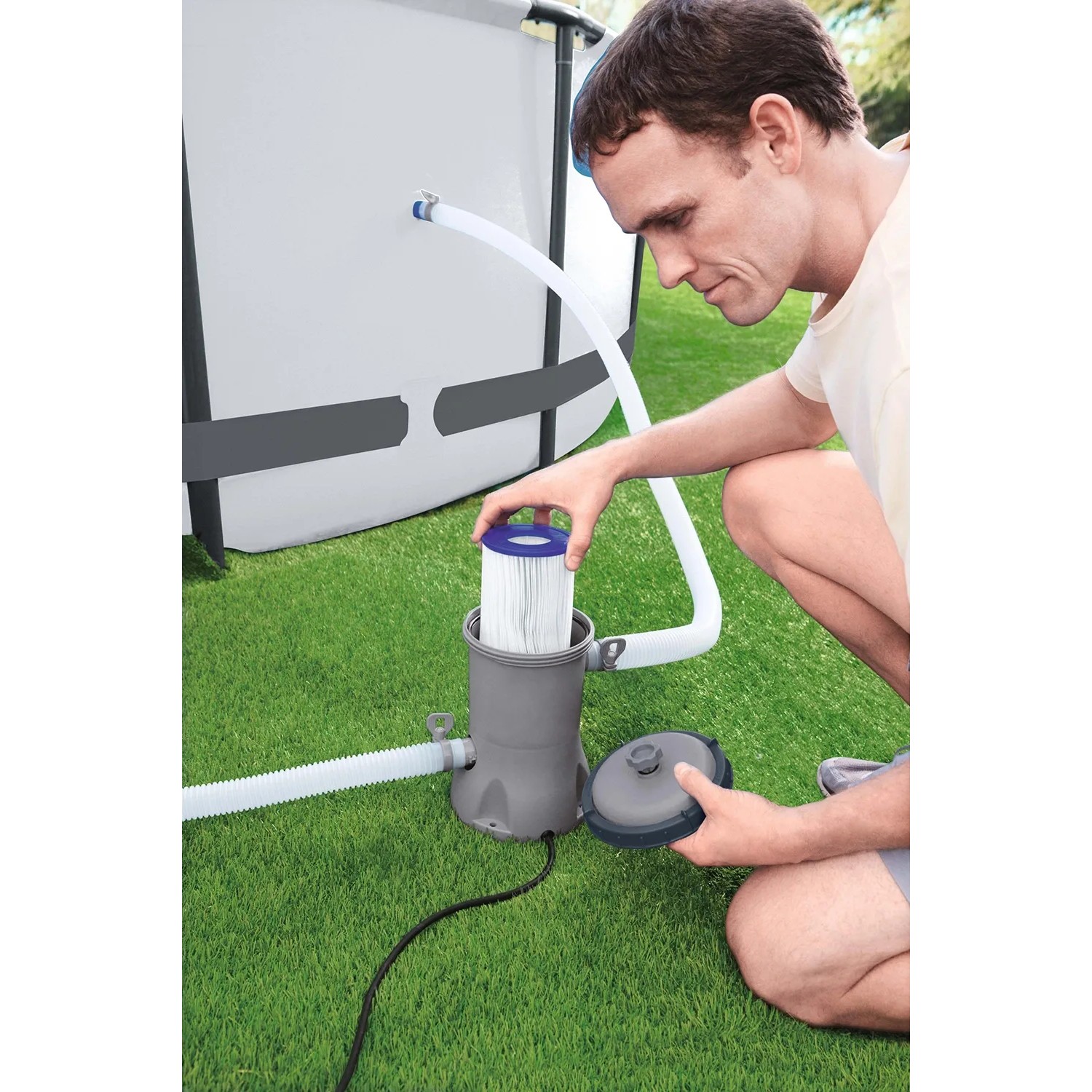 Bestway 800 gal Pool Filterpumpe beim Einsetzen der Filterkartusche.