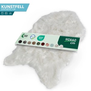 Flauschiges, elfenbeinfarbenes KARAT Kunstfell Nelly, 90x60 cm, mit Farbauswahl-Etikett.
