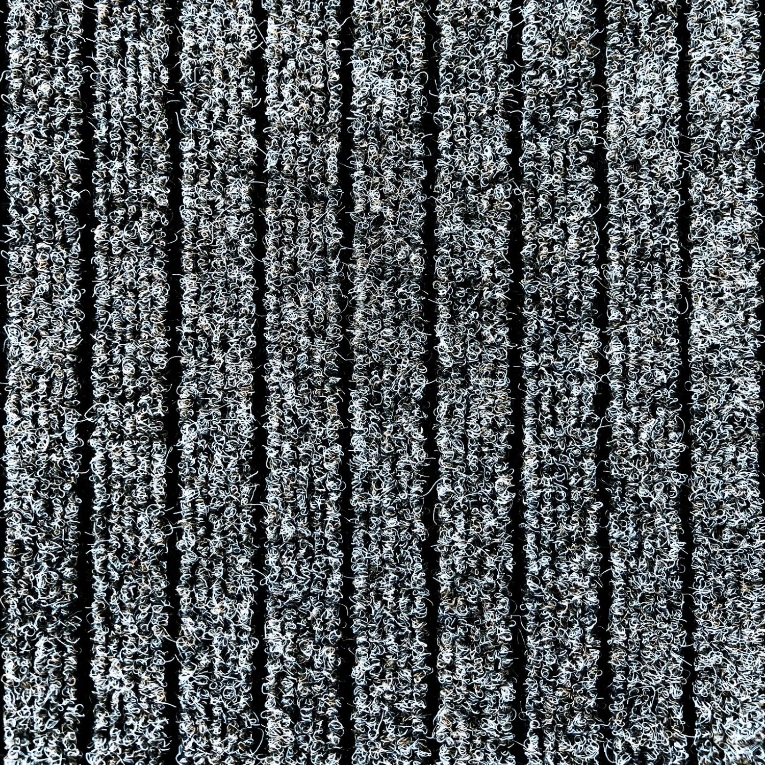 Anthrazitfarbene KARAT Schmutzfangmatte Dura, rutschfeste Türmatte, 90x120 cm, Detailansicht.