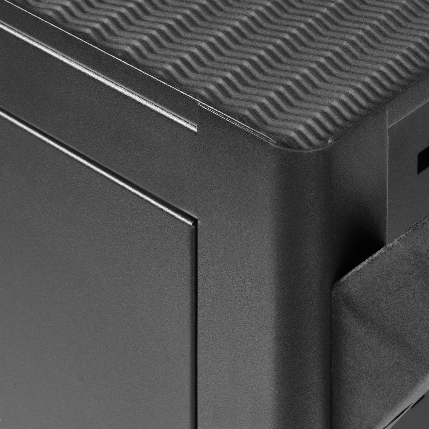 Detailaufnahme: Schwarzer, matter Einhell Werkstattwagen mit Schubladen und strukturierter Oberfläche.