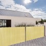 Beige CCLIFE PVC Sichtschutzmatte als Wind- und Blickschutz am Gartenzaun vor einem Haus.