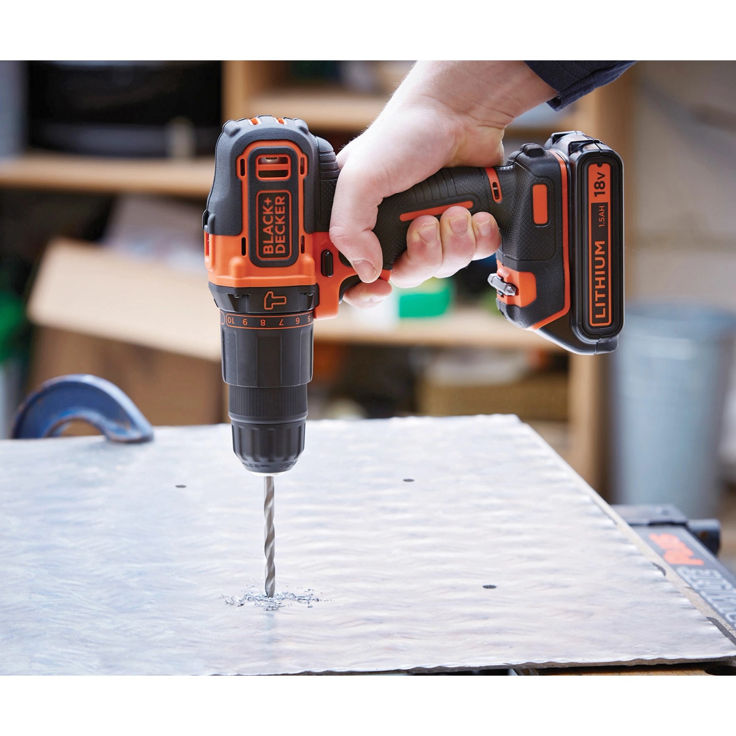 Black+Decker Akku-Schlagbohrschrauber BDCHD18KB beim Bohren in Metall.