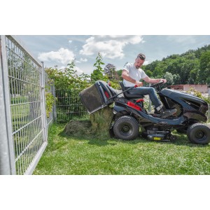 Al-Ko Benzin-Rasentraktor Easy 15-93.2 HD-A beim Rasenmähen im Garten.