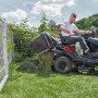 Al-Ko Benzin-Rasentraktor Easy 15-93.2 HD-A beim Rasenmähen im Garten.