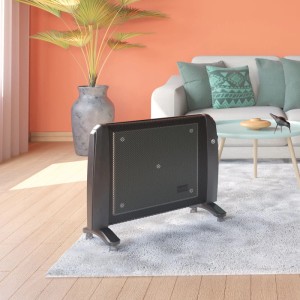 Schwarzer Wärmewellenheizer Harstad 1.500 W im Wohnraum mit Teppich und Couch.