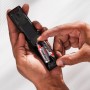 Einsetzen von Energizer Max AA Batterien in eine Fernbedienung.