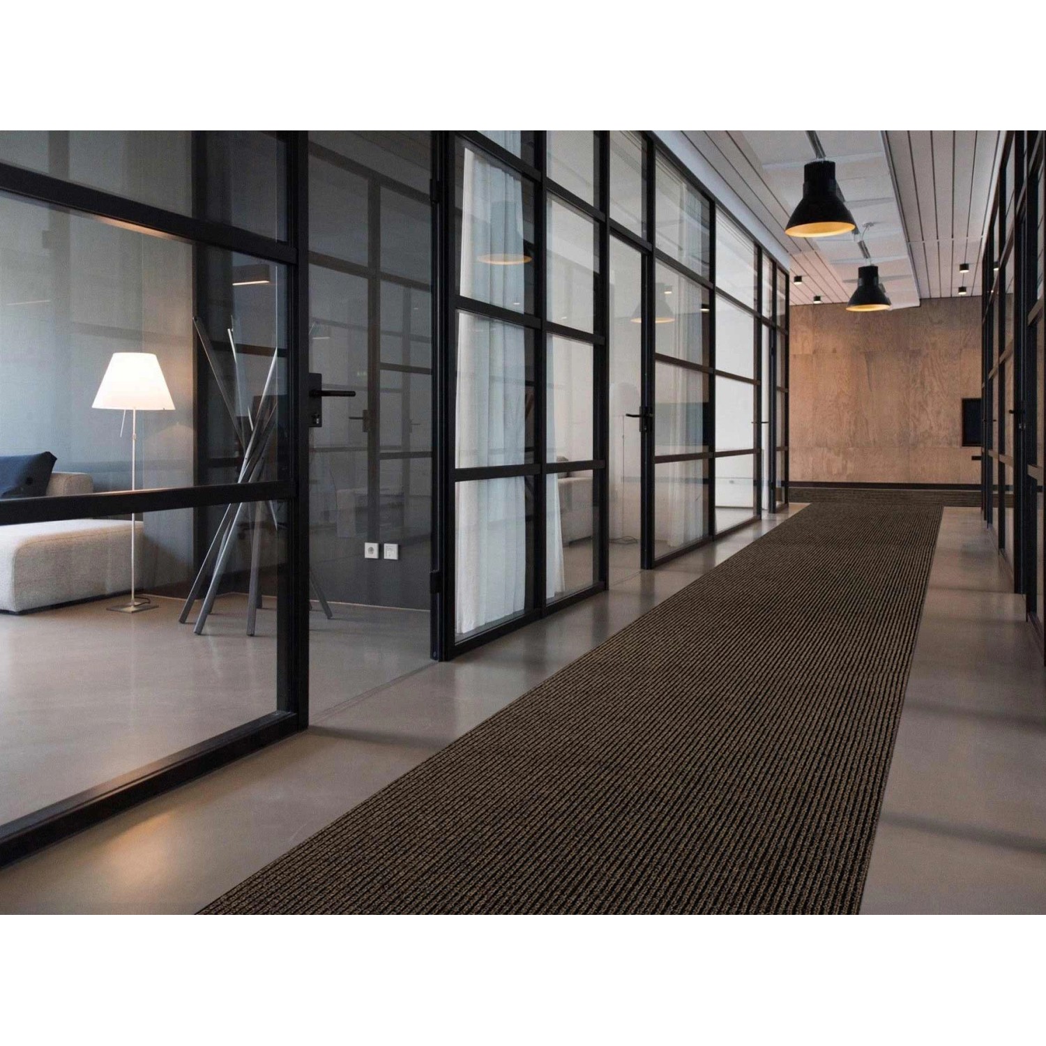 Brauner Primaflor Sauberlauf Magnum Teppichläufer im Flur eines Büros.