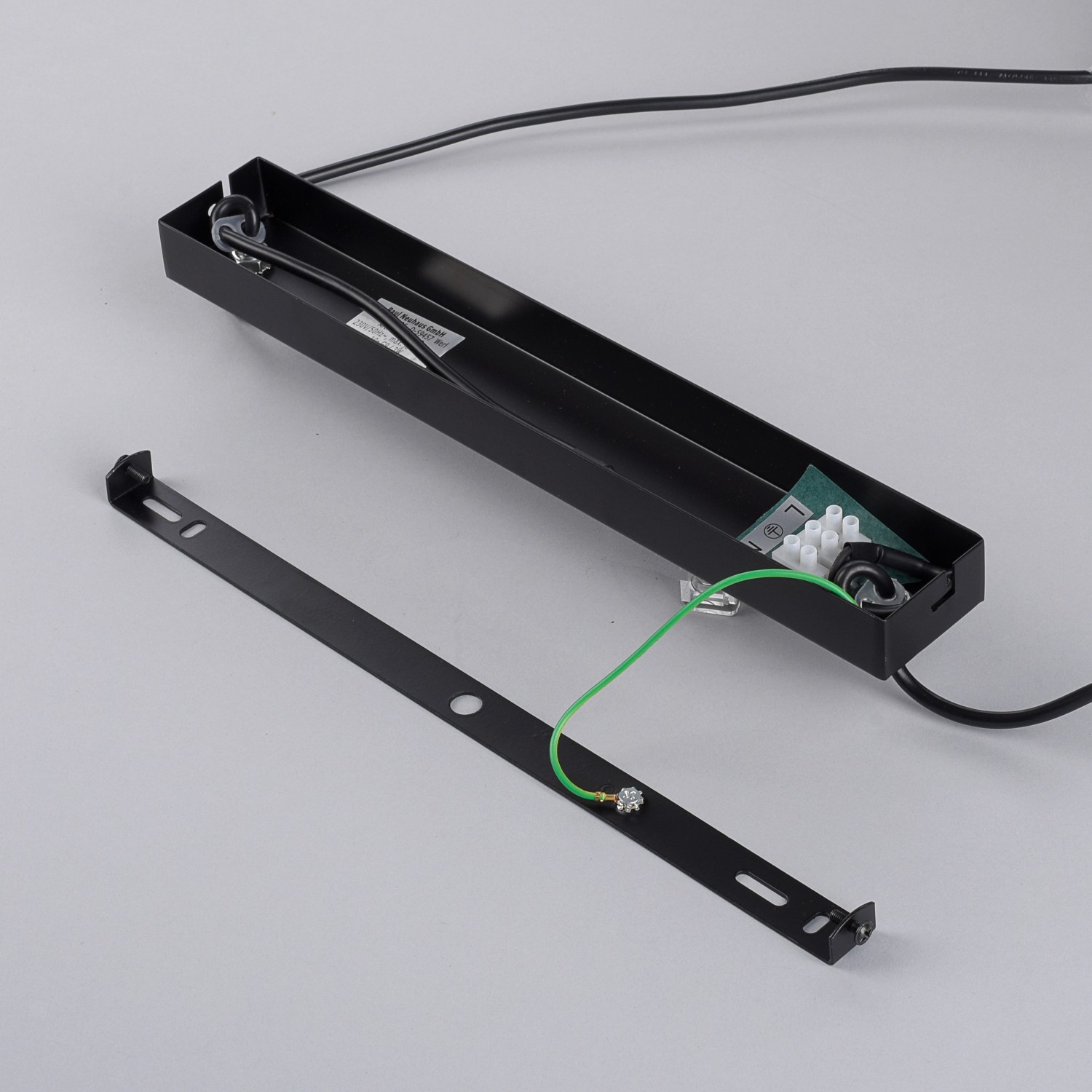 Detailaufnahme der Paul Neuhaus Popsicle Pendelleuchte (schwarz) mit Montageelementen.