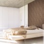 Moderne Vliestapete Fischgrätmuster in dunklem Braun im Schlafzimmer.