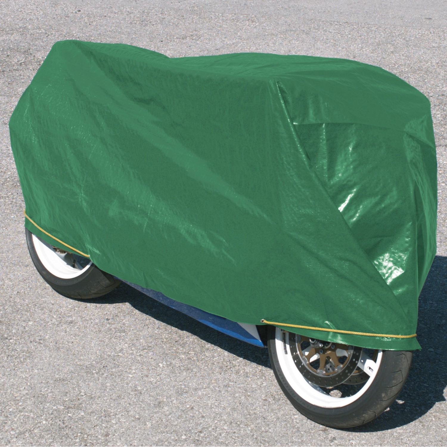 Grüne Windhager Schutzplane Medium (300x400cm) über einem Motorrad. Zubehör für Hochbeete.
